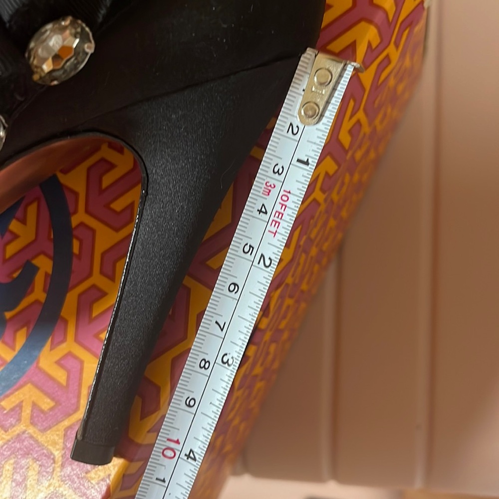 Tory Burch Owen Heels - Picture 6 of 6